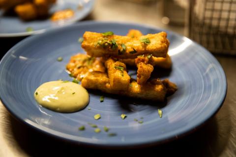 Portion med halloumi fries och ramslöksdipp.