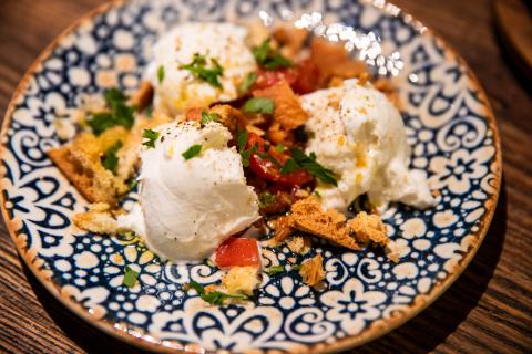 Portion med buffelmozzarella, salsa fresca och brödkrutonger.