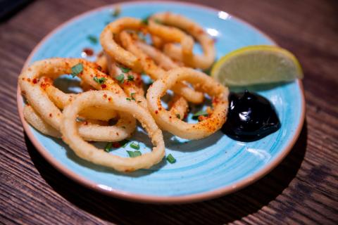 Portion med salt and pepper squid och svart aioli.