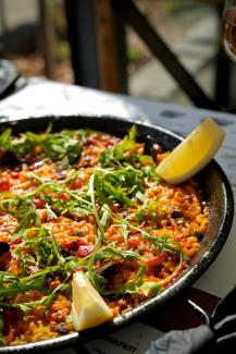 Paella med skaldjur och kyckling - brunch 1 maj