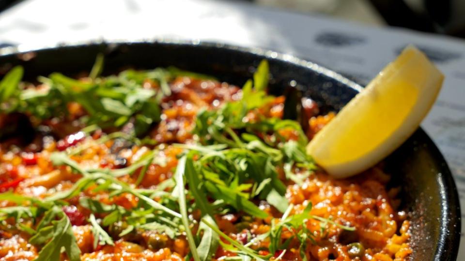 Paella med skaldjur och kyckling - brunch 1 maj