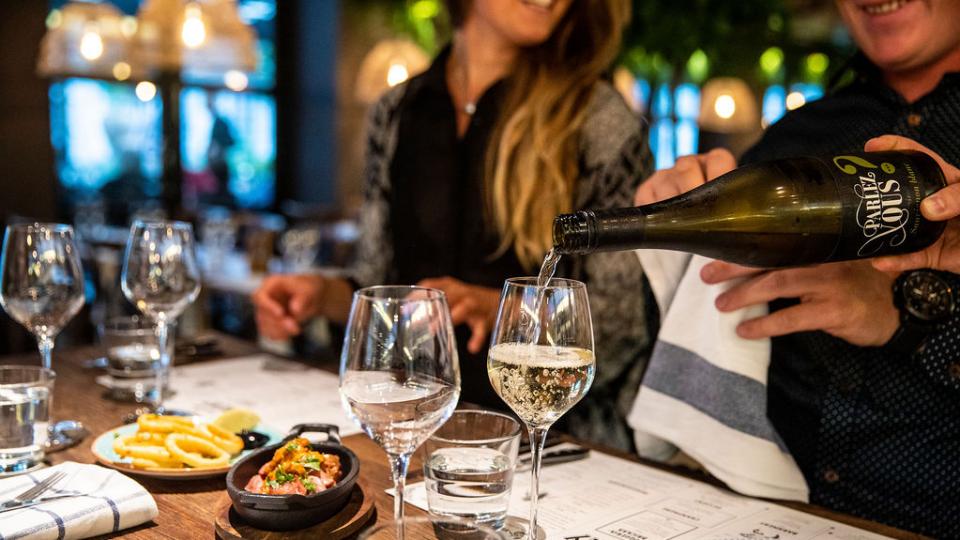 Mingelbild med mat och vin